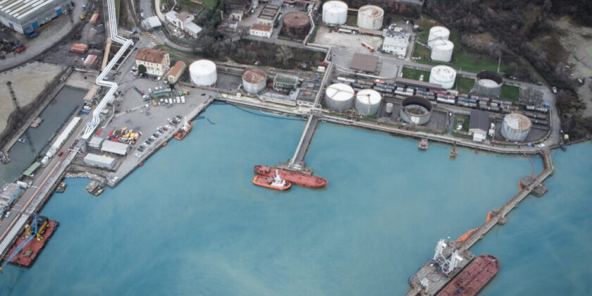 Terminal marítima de GNL en Zaule, bahía de Muggia, Italia