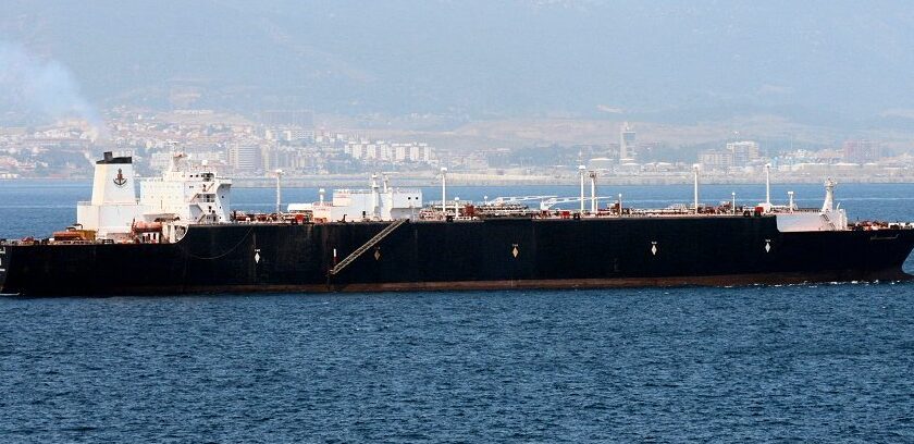 Verificación del comportamiento de los buques amarrados Bachir Chihani y Larbi Ben M’hidi en el puerto de Chita, Japón