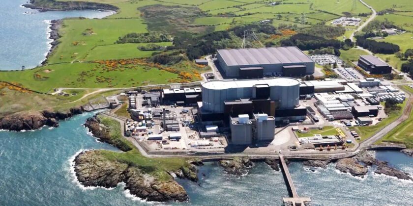 Toma de agua y vertido de la central nuclear de Wylfa, Gales, Reino Unido